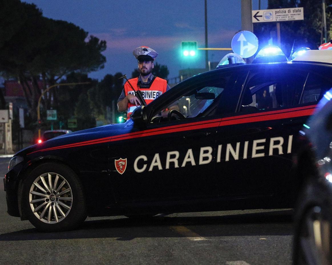 si appartano in auto ma scatta la rapina via soldi e telefono