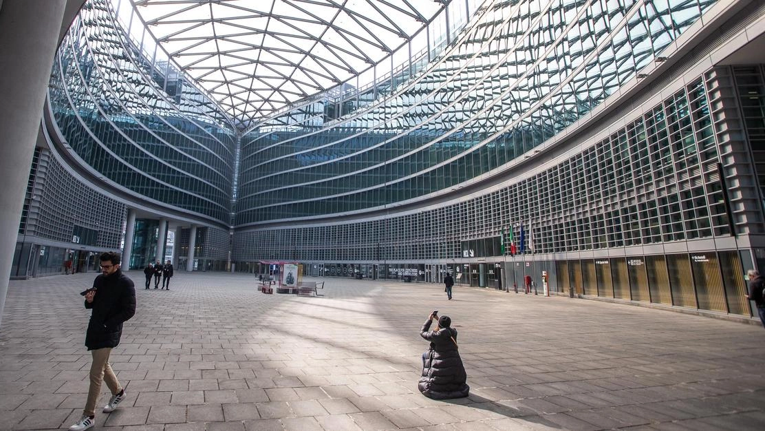 È la piazza coperta più grande d’Europa: un’area di 3.800 metri quadri sormontata da una volta in vetro e acciaio,... È la piazza coperta più grande d’Europa: un’area di 3.800 metri quadri sormontata da una volta in vetro e acciaio,...