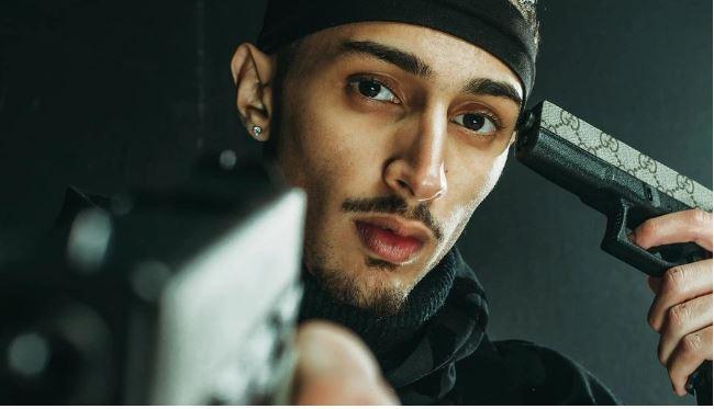 L’arsenale di Baby Gang: il mitra nel video, le pistole in hotel e a casa