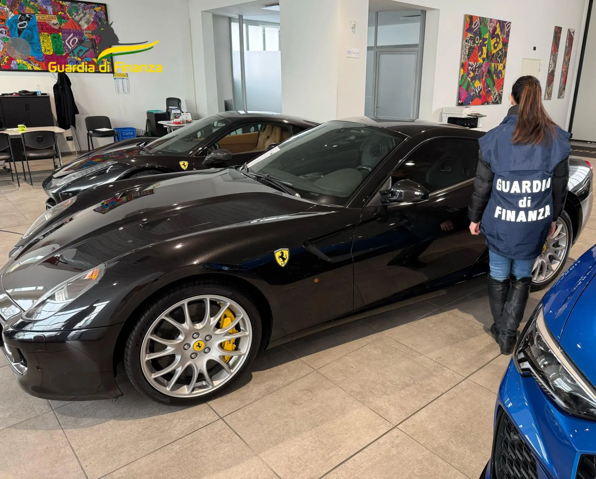 Evasione fiscale da 10 milioni di euro: arrestati due commercianti di auto di lusso