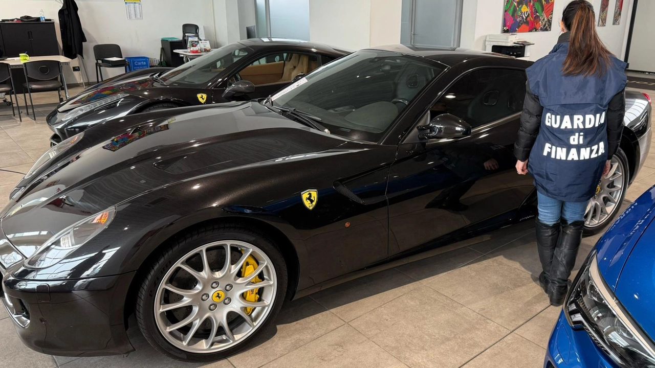 Auto di lusso nel mirino della Guardia di Finanza (immagine di repertorio)