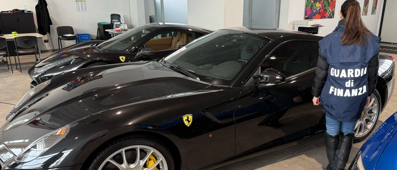 Evasione fiscale da 10 milioni di euro: arrestati due commercianti di auto di lusso