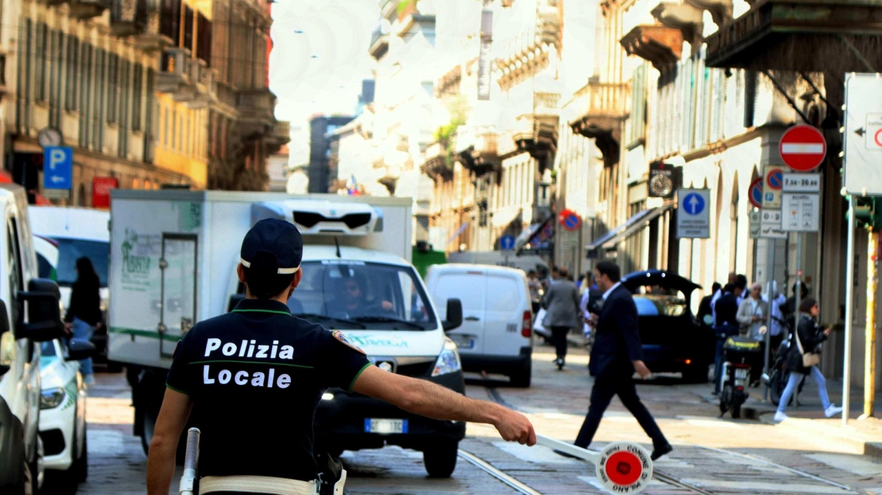 Tragedia a Besozzo Sul luogo dell’incidente è intervenuta la polizia locale insieme ai vigili del fuoco Tragedia a Besozzo Sul luogo dell’incidente è intervenuta la polizia locale insieme ai vigili del fuoco