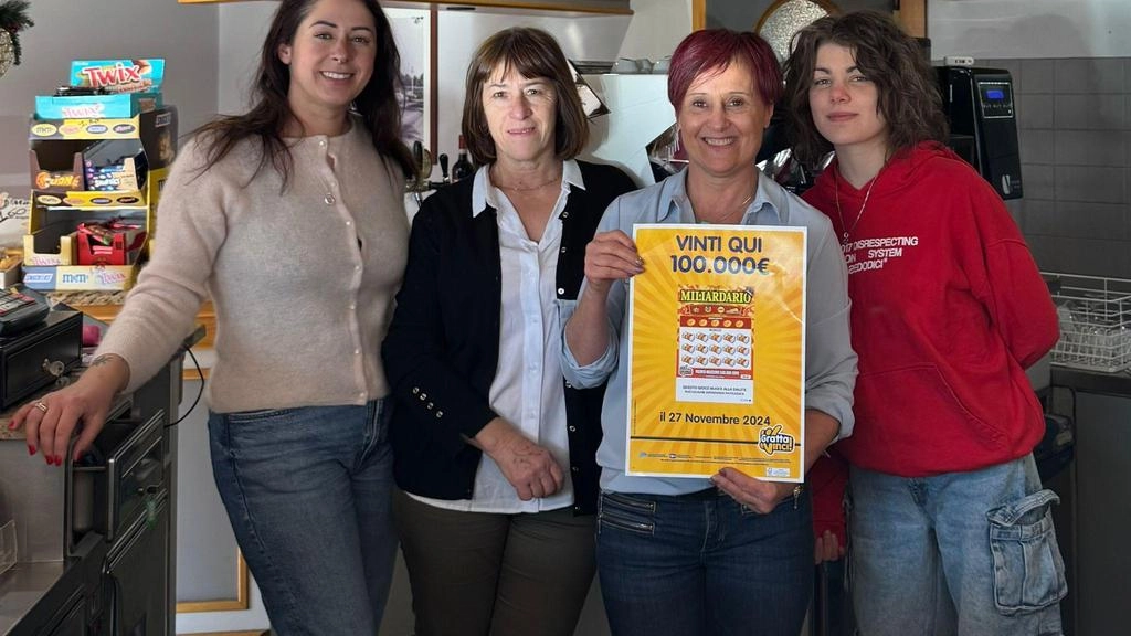 Un fortunato giocatore vince 100mila euro con un Gratta e Vinci all'Alex Bar di Bianzone. La titolare esprime felicità per l'evento. Un fortunato giocatore vince 100mila euro con un Gratta e Vinci all'Alex Bar di Bianzone. La titolare esprime felicità per l'evento.