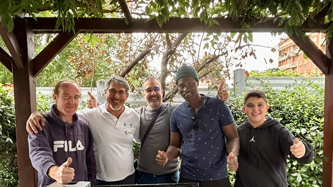 Massimiliano De Cinque e i volontari della sua associazione Massimiliano De Cinque e i volontari della sua associazione