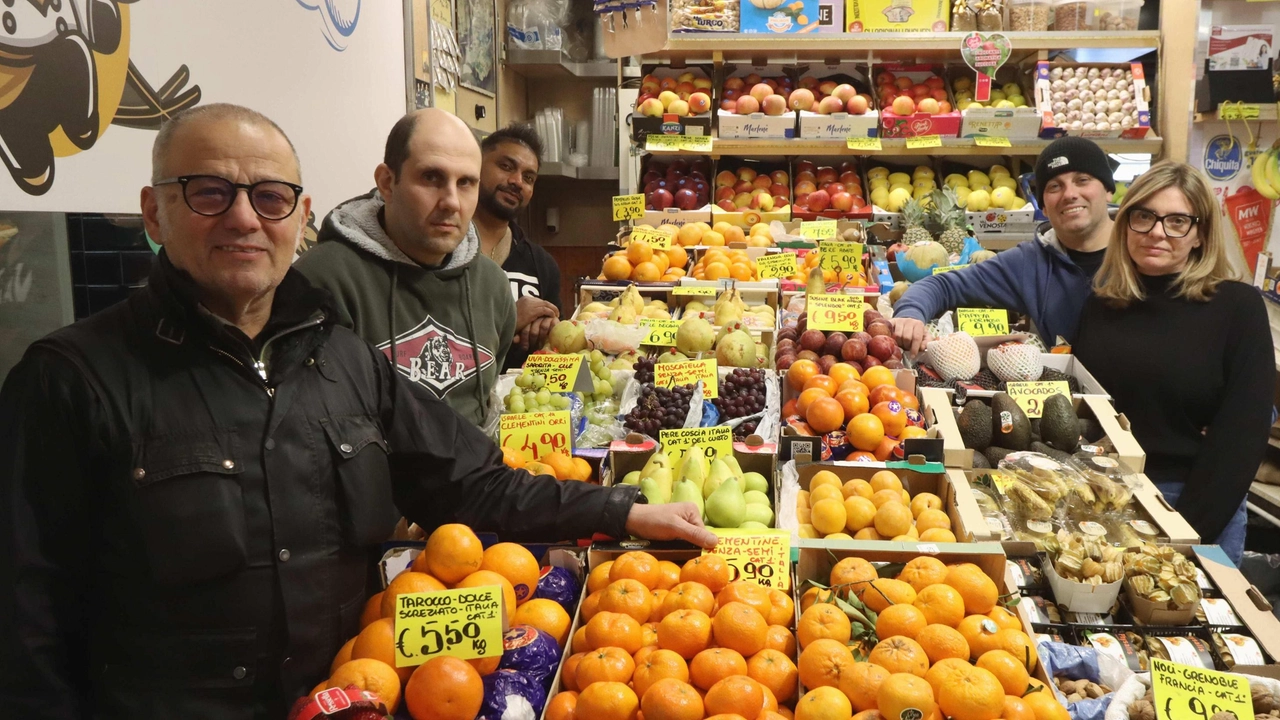 Oscar Russo e il figlio Andrea nella postazione di famiglia all’interno del mercato comunale coperto "Primizie, prodotti nostrani ed esotici. Tra i servizi, la consegna a domicilio. Clienti pure dalla Svizzera".