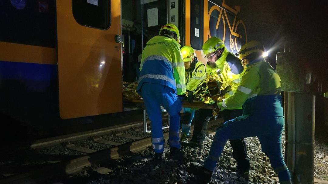 Travolto da un treno merci a Melegnano: vivo per miracolo, viene trovato incosciente vicino ai binari Travolto da un treno merci a Melegnano: vivo per miracolo, viene trovato incosciente vicino ai binari