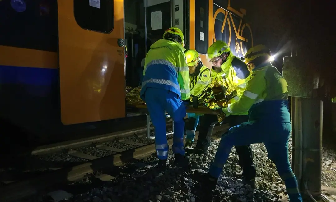 Travolto da un treno merci a Melegnano: vivo per miracolo, viene trovato incosciente vicino ai binari