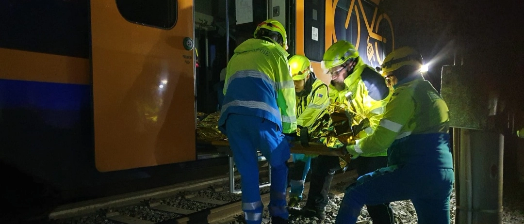 Travolto da un treno merci a Melegnano: vivo per miracolo, viene trovato incosciente vicino ai binari