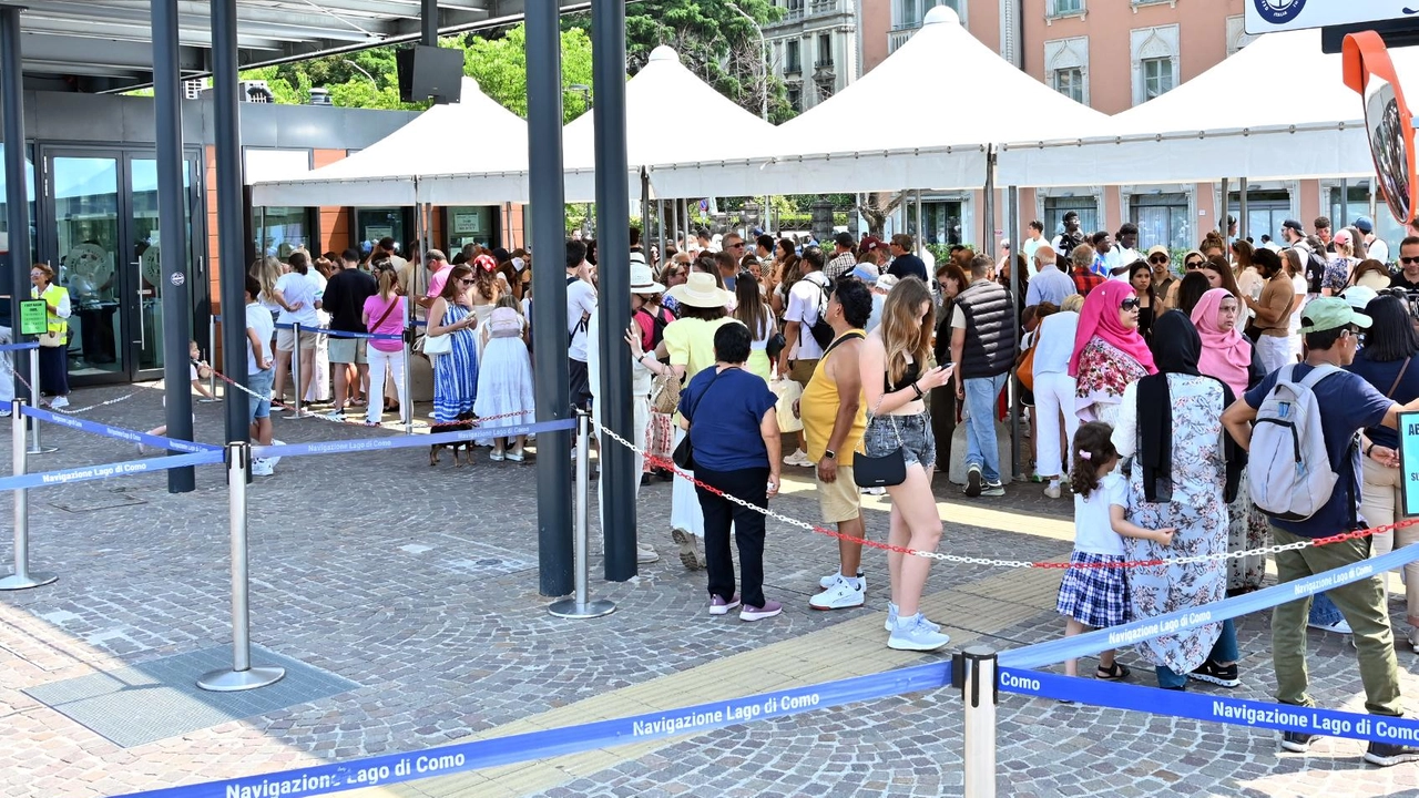 La fila alla biglietteria del servizio di Navigazione Laghi I battelli collegano 43 località sul Lario La fila alla biglietteria del servizio di Navigazione Laghi I battelli collegano 43 località sul Lario