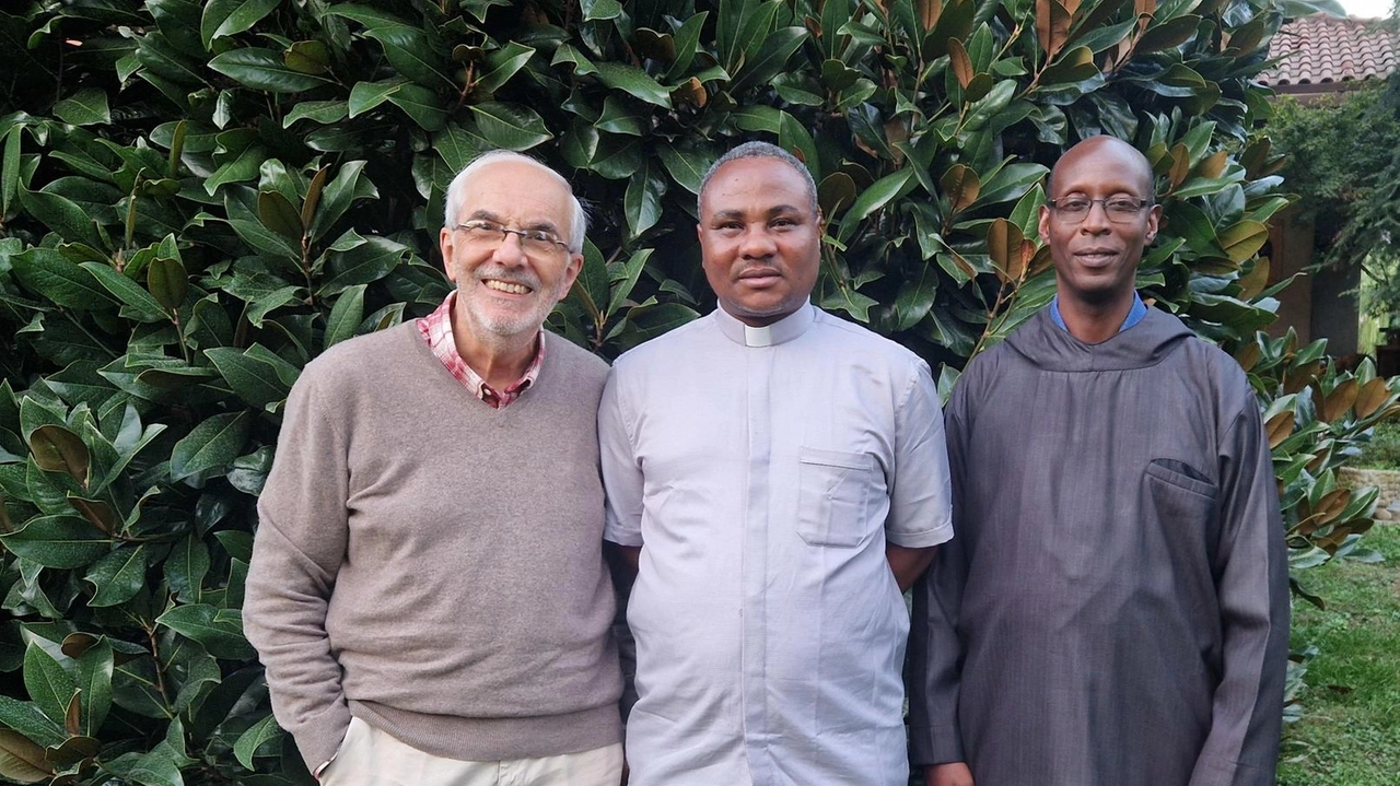 L'abate Ottavian di Hanga, in Tanzania, ringrazia il medico Mario Carli e la comunità di Novate per il sostegno ai progetti medici in Africa. Collaborazione ventennale per realizzare ospedali e migliorare la sanità locale. L'abate Ottavian di Hanga, in Tanzania, ringrazia il medico Mario Carli e la comunità di Novate per il sostegno ai progetti medici in Africa. Collaborazione ventennale per realizzare ospedali e migliorare la sanità locale.