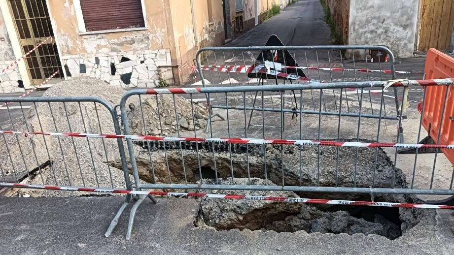 L’asfalto ha ceduto in via Lelia Lodigiani, stretta strada centrale dove transitano moltissimi pedoni L’asfalto ha ceduto in via Lelia Lodigiani, stretta strada centrale dove transitano moltissimi pedoni