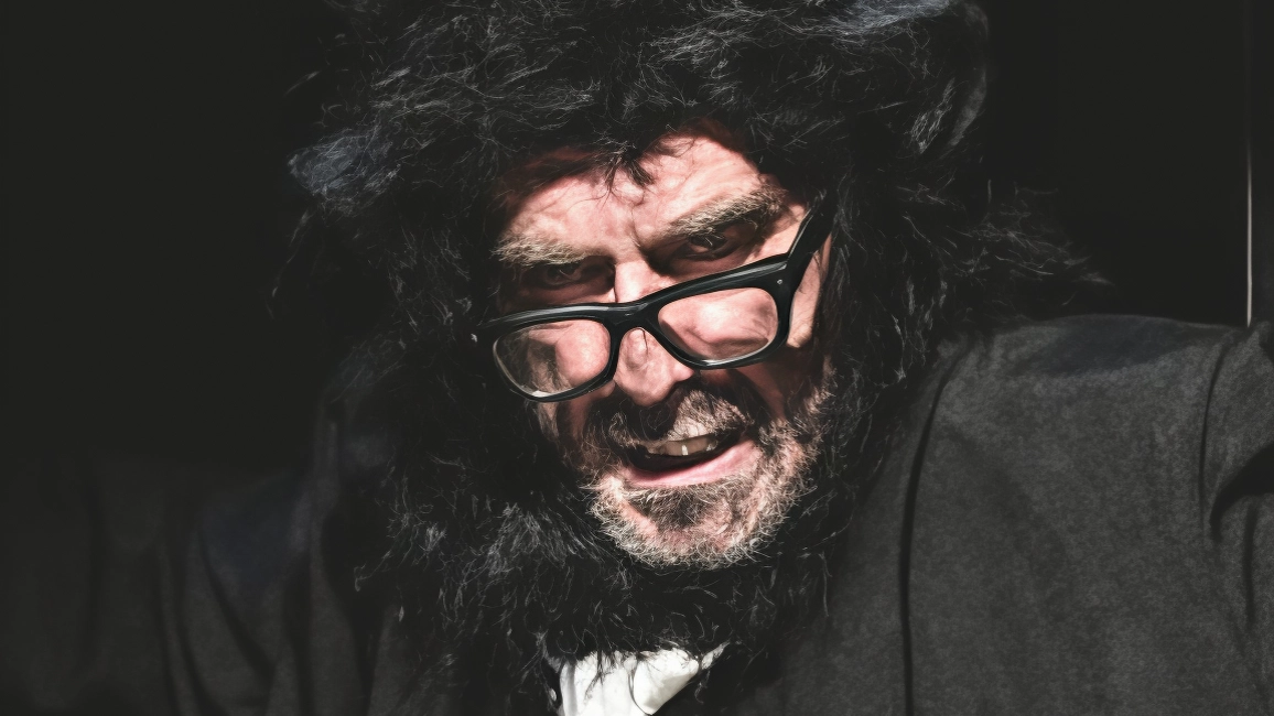 Tommaso Ragno durante una scena Tommaso Ragno durante una scena