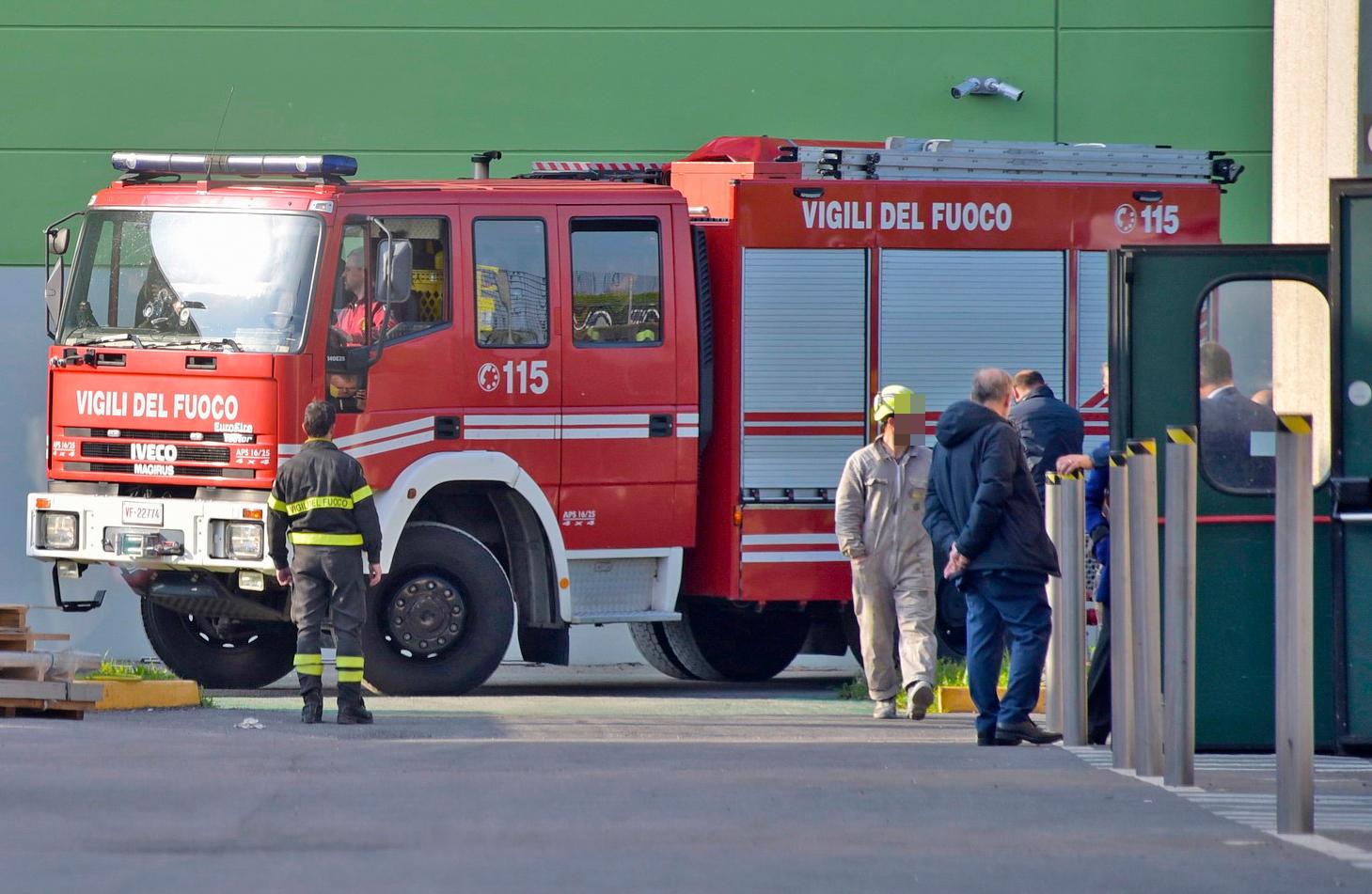 Grumello Cremonese, supera le auto e travolge due vigili del fuoco: dimessi i due pompieri Grumello Cremonese, supera le auto e travolge due vigili del fuoco: dimessi i due pompieri