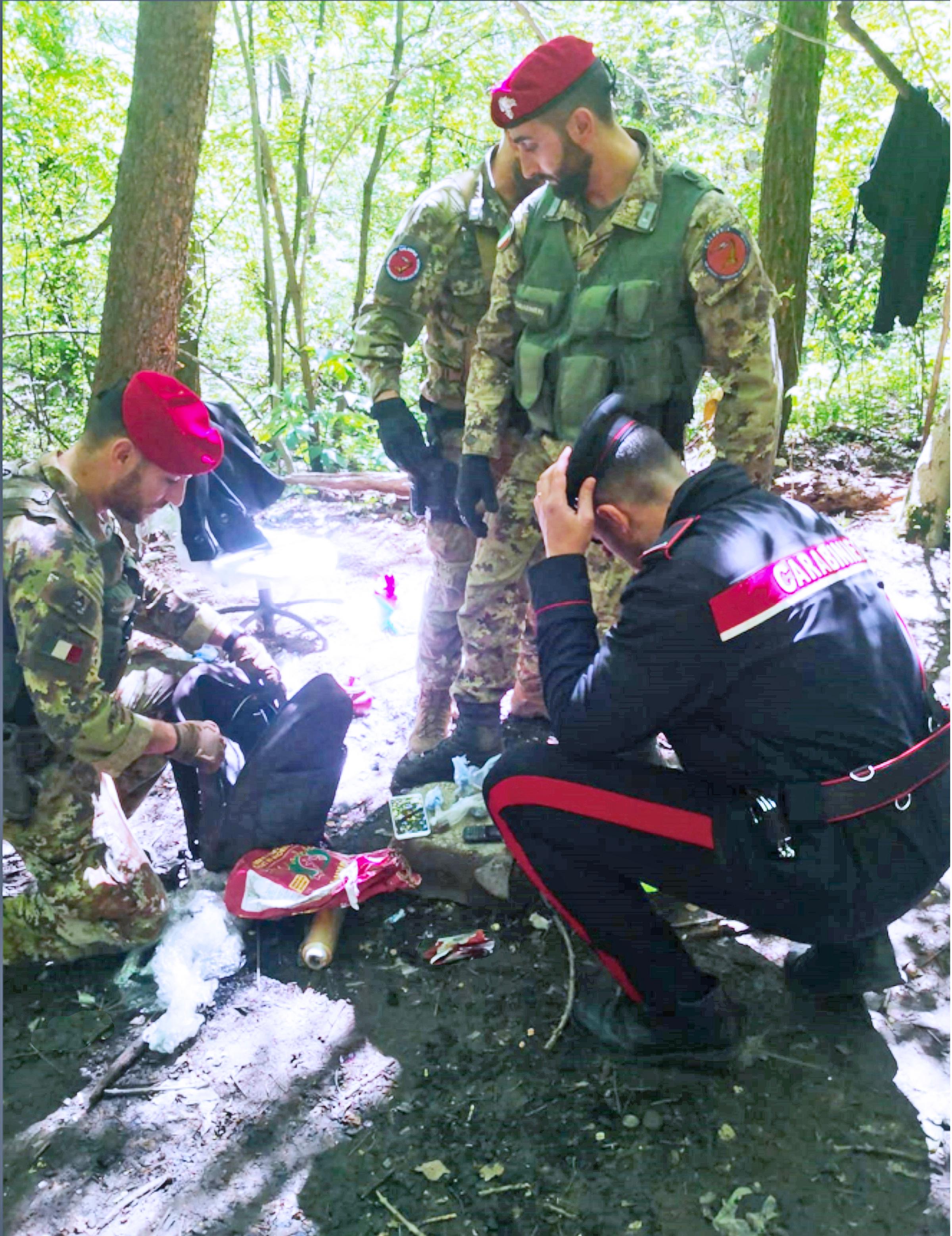 Castano Primo, la piaga senza fine dei boschi della droga. Per sfuggire all’arresto pusher lancia pugnale contro i carabinieri Castano Primo, la piaga senza fine dei boschi della droga. Per sfuggire all’arresto pusher lancia pugnale contro i carabinieri