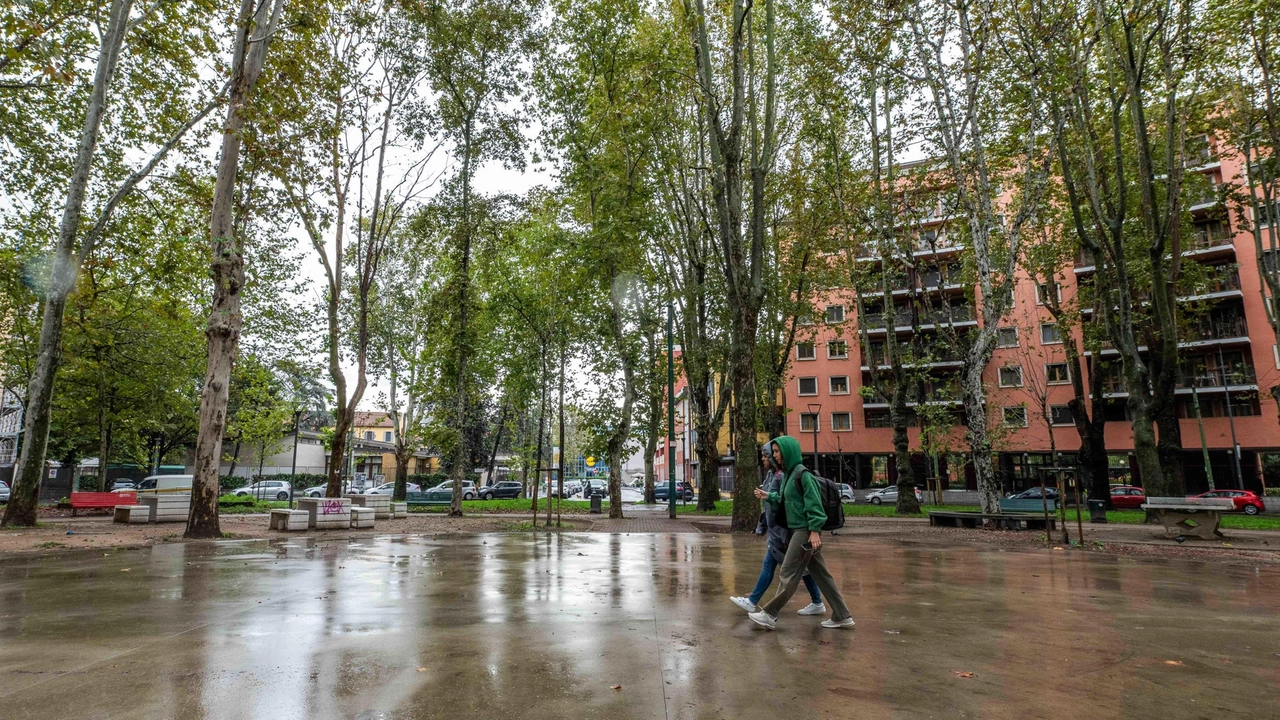 La piazza viale delle Rimembranze a Lambrate, dedicata ai caduti della Prima guerra mondiale, versa in stato di degrado con solo 12 targhette commemorative rimaste. Residenti lamentano spaccio e degrado, ma alcuni apprezzano le attività occasionali che la animano. La piazza viale delle Rimembranze a Lambrate, dedicata ai caduti della Prima guerra mondiale, versa in stato di degrado con solo 12 targhette commemorative rimaste. Residenti lamentano spaccio e degrado, ma alcuni apprezzano le attività occasionali che la animano.