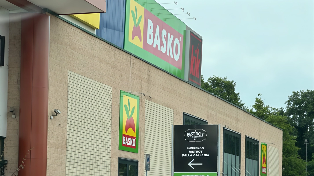 L’ingresso del centro commerciale che si trova lungo la statale 35 L’ingresso del centro commerciale che si trova lungo la statale 35