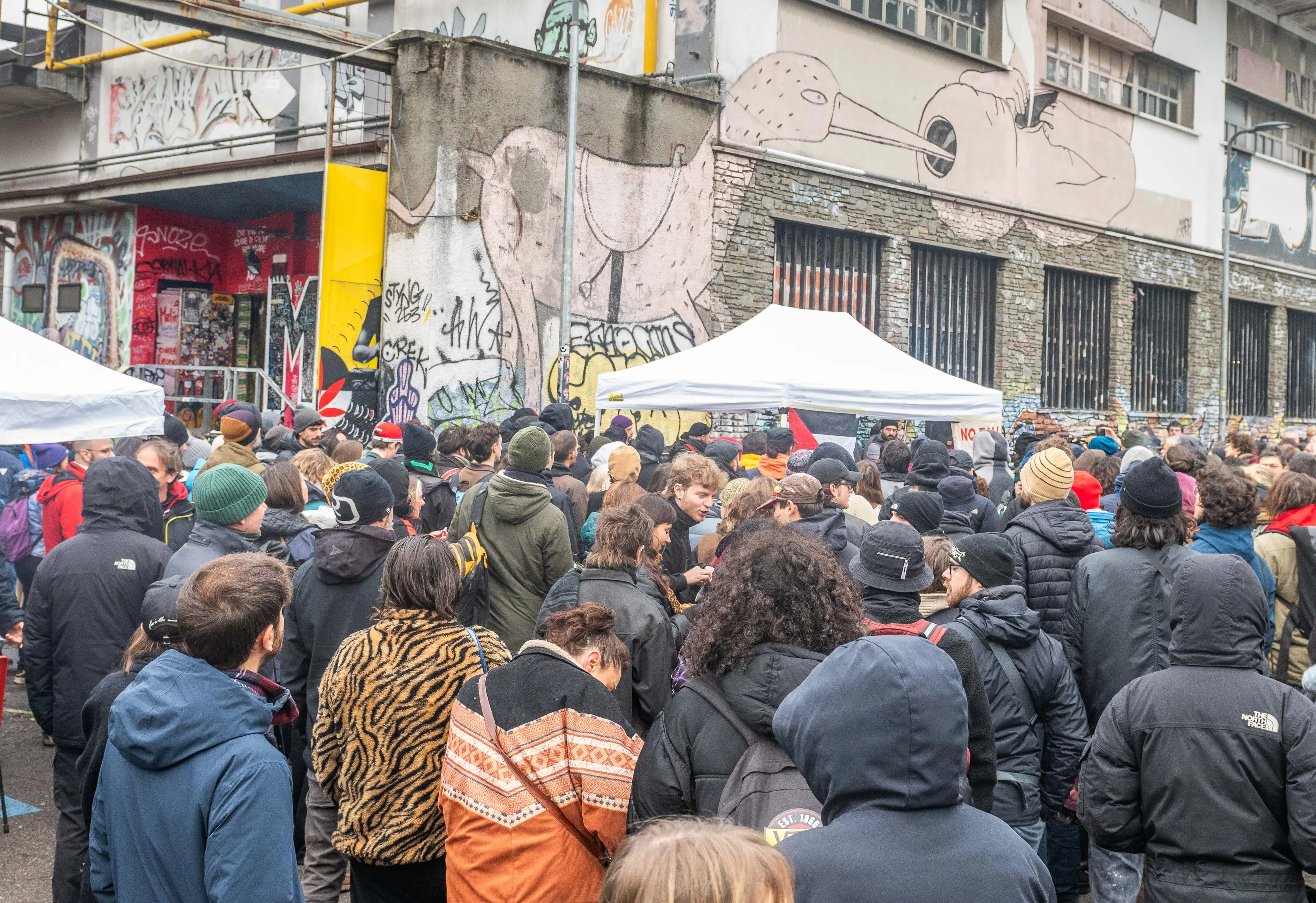 Il mezzo secolo in trincea di Leoncavallo: com’è cambiato in 50 anni il centro sociale più famoso d’Italia