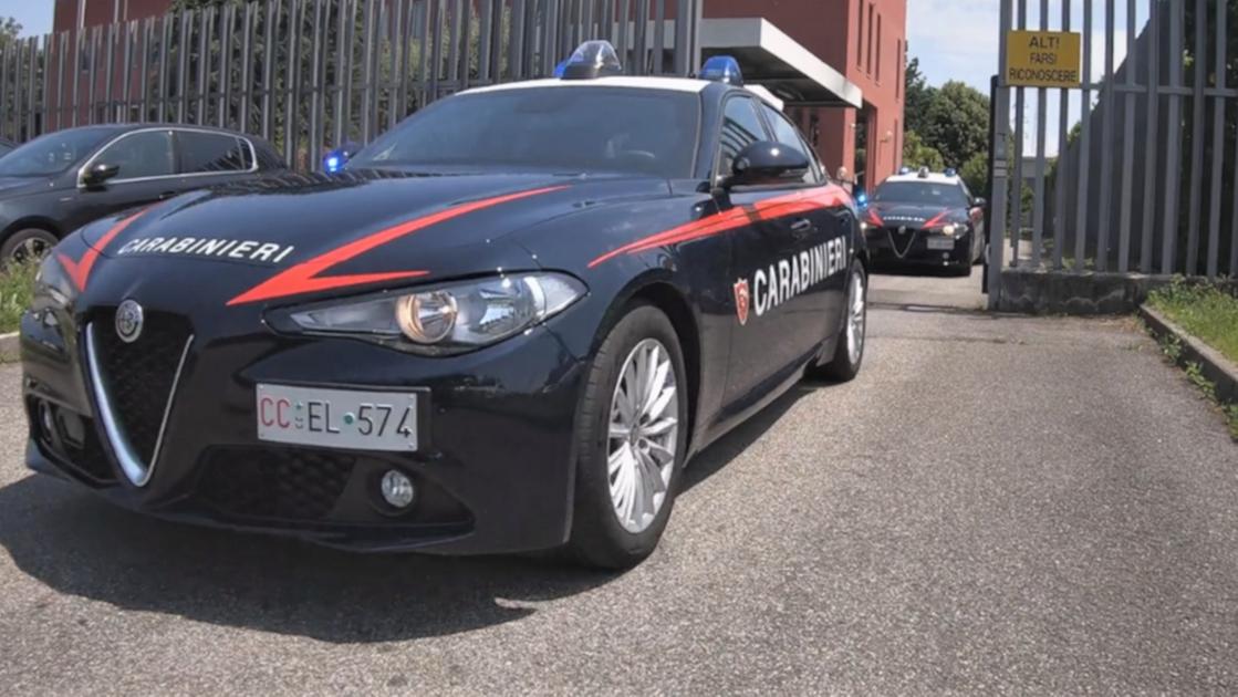 Merate, svuotano gli estintori del parcheggio: denunciati 5 ragazzini. “Ci annoiavamo”