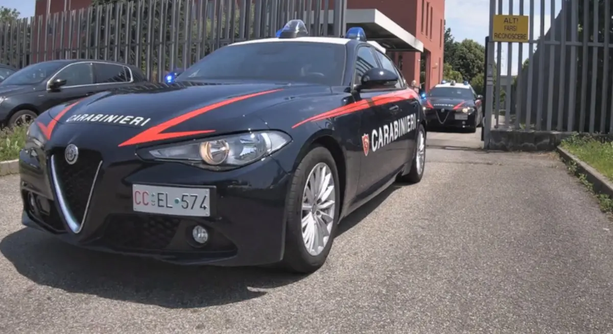 Merate, svuotano gli estintori del parcheggio: denunciati 5 ragazzini. “Ci annoiavamo”