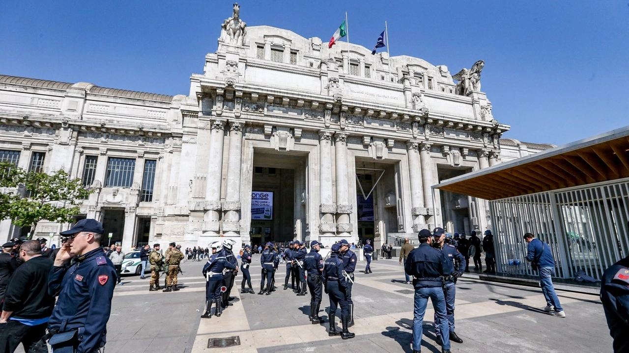 Agenti di polizia fuori dalla stazione Centrale di Milano
