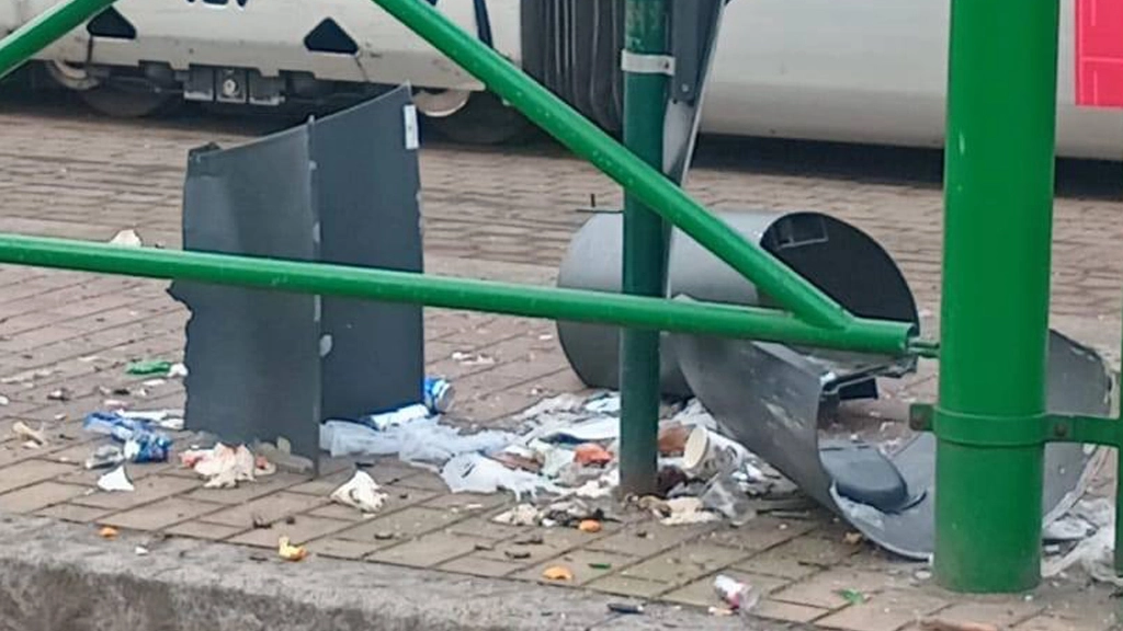 Cestino dei rifiuti divelto dai botti Cestino dei rifiuti divelto dai botti