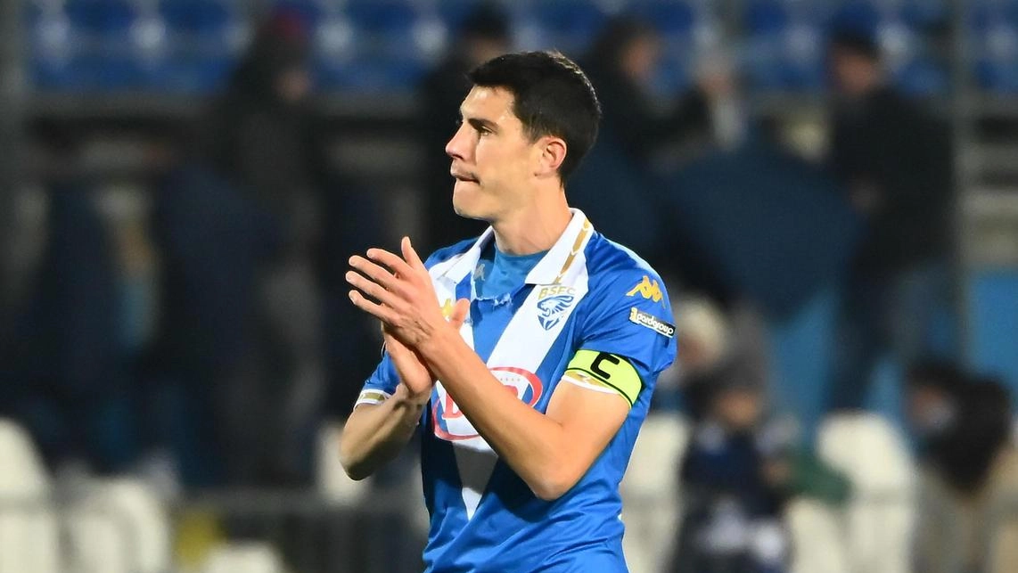 Il Brescia cerca la salvezza contro la Juve Stabia, con il supporto dei tifosi e la strategia di Maran.