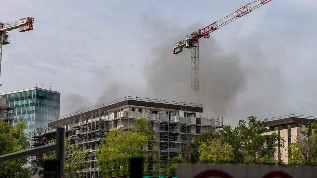 San Donato, incendio in un cantiere: fumo nero in cielo