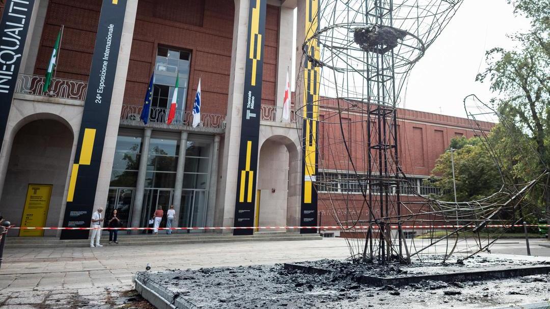 Bruciata la balena azzurra: "Ottusa violenza umana" Bruciata la balena azzurra: "Ottusa violenza umana"