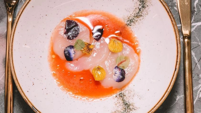 Il bistrot gourmet con la firma della ex concorrente Galindo Rodriguez. Menù degustazione “Filogenesi”, mix fra tradizioni e ricordi d’infanzia. Il bistrot gourmet con la firma della ex concorrente Galindo Rodriguez. Menù degustazione “Filogenesi”, mix fra tradizioni e ricordi d’infanzia.