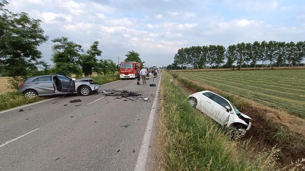Tragico incidente ieri poco prima delle 17.30 sulla statale 498 che collega la frazione Gallignano di Soncino, nel Cremonese, con... Tragico incidente ieri poco prima delle 17.30 sulla statale 498 che collega la frazione Gallignano di Soncino, nel Cremonese, con...