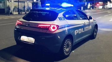 Rapina con sparatoria a Milano, feriti il negoziante 67enne e la figlia: uscivano dal bar con il sacco dei gratta e vinci
