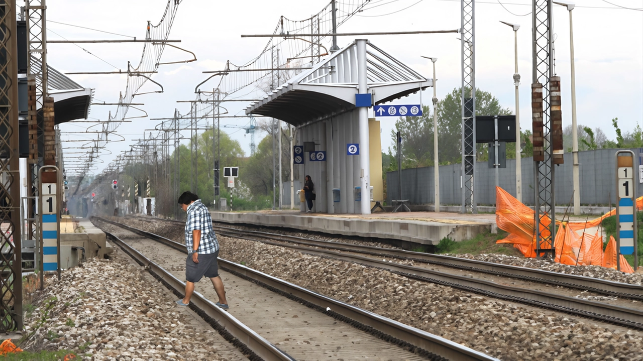 Ogni giorno lungo i binari il tragitto pericoloso dei lavoratori verso il polo logistico di Siziano. Passano gli anni,... Ogni giorno lungo i binari il tragitto pericoloso dei lavoratori verso il polo logistico di Siziano. Passano gli anni,...