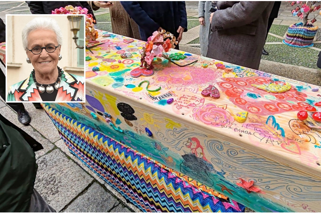 La bara di Rosita Missoni, in tipico stile Missoni