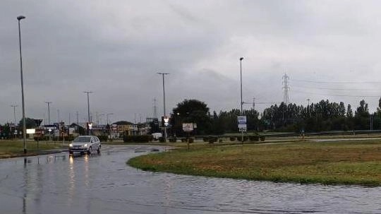 Una rotonda allagata ad Assago dopo il nubifragio di ieri sera