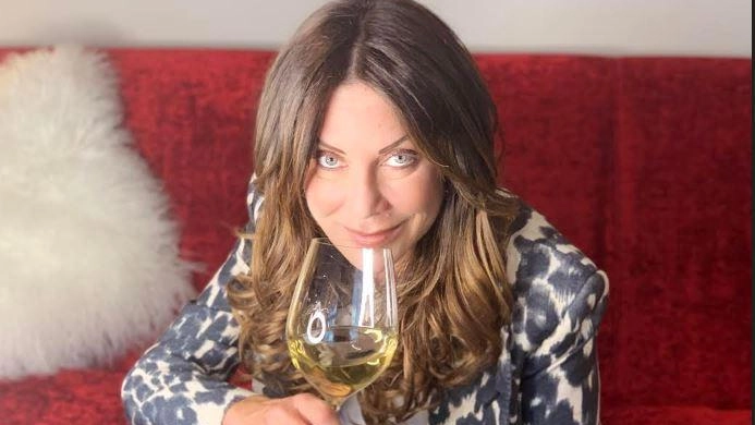 Cristiana Lauro svela vizi e virtù del mondo enologico nel suo “Wine not? Racconti di enofanatismo“ Cristiana Lauro svela vizi e virtù del mondo enologico nel suo “Wine not? Racconti di enofanatismo“