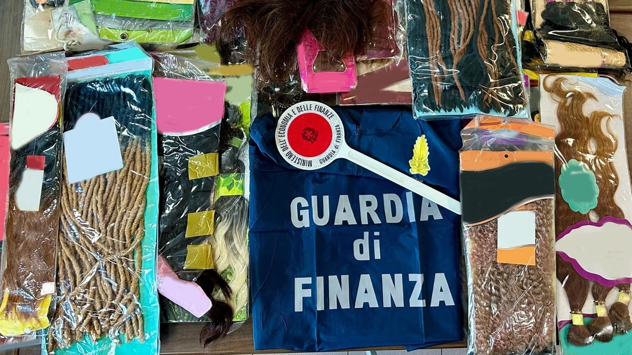 Como, oltre 2000 parrucche ed extension non a norma per un valore di 90mila euro: sequestro della Guardia di Finanza Como, oltre 2000 parrucche ed extension non a norma per un valore di 90mila euro: sequestro della Guardia di Finanza