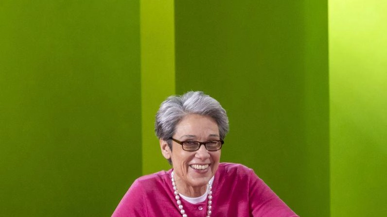 Paola Lenti appoggiata ad uno dei divani outdoor che si trova in via Bovio Paola Lenti appoggiata ad uno dei divani outdoor che si trova in via Bovio