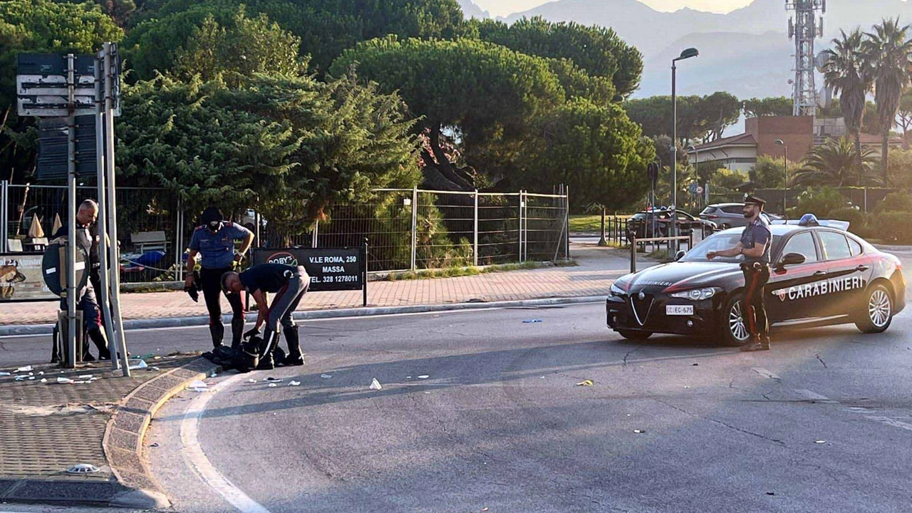 I rilievi dei carabinieri dopo l'incidente (Foto Nizza)