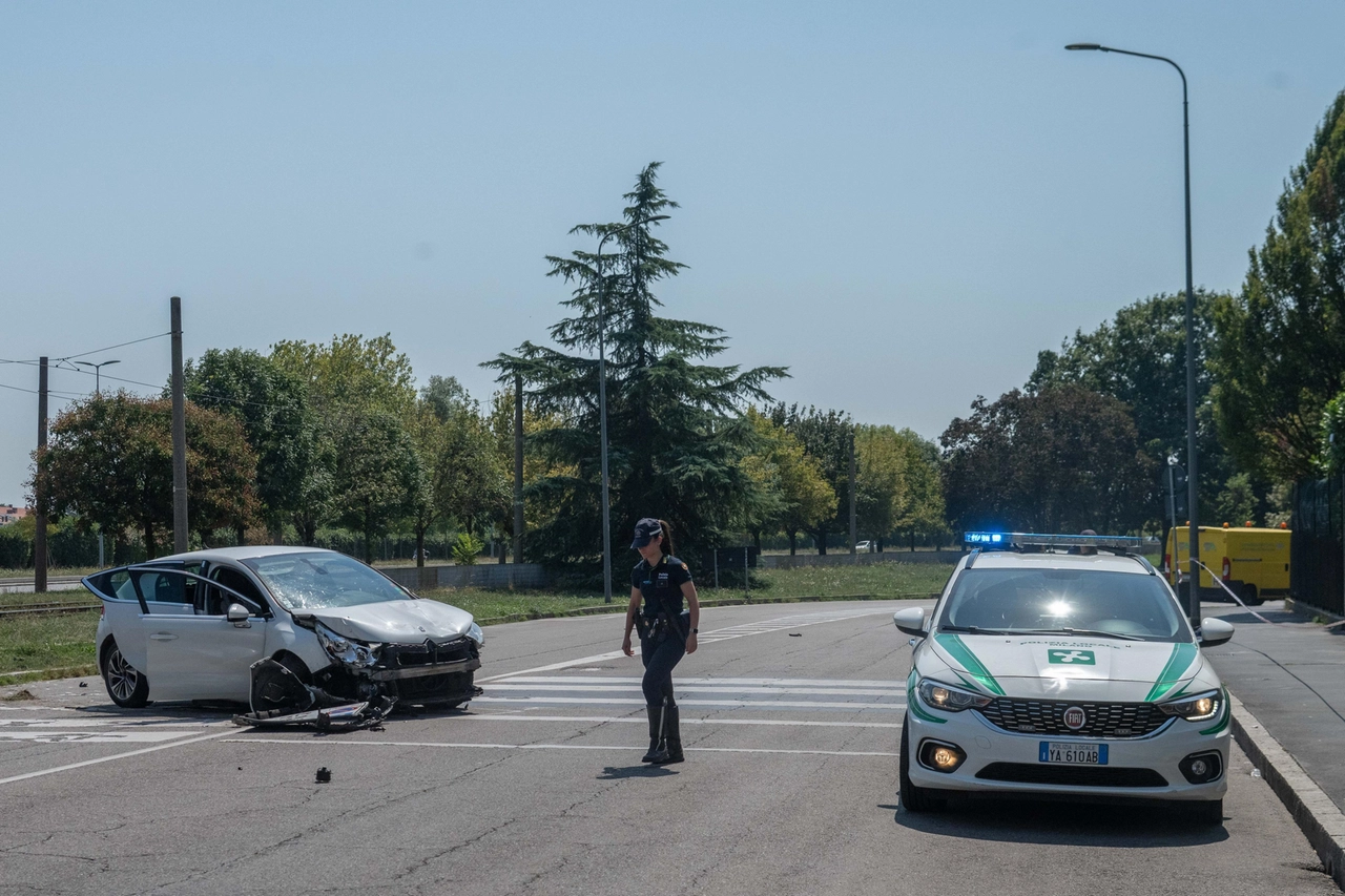 I rilievi della polizia locale in via Saponaro, al Gratosoglio, dove una donna di 71 anni è morta dopo essere stato investita da un pirata della strada