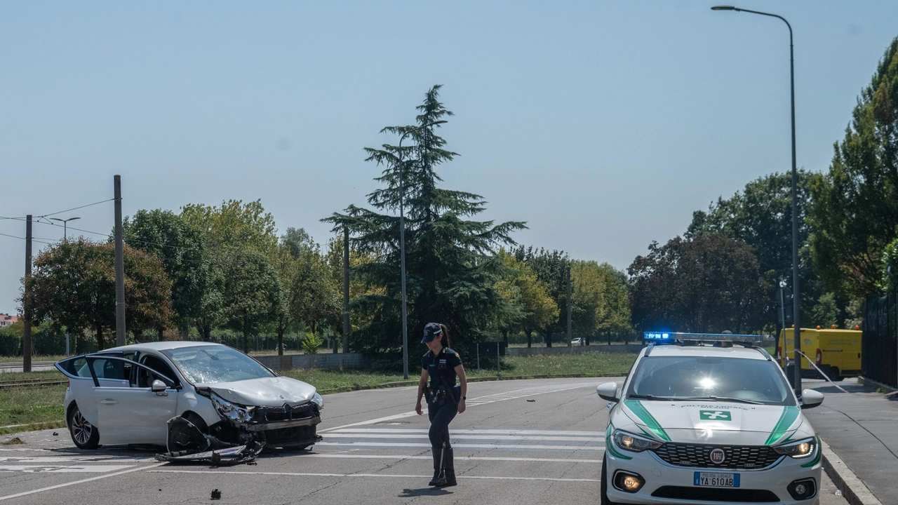 I rilievi della polizia locale in via Saponaro, al Gratosoglio, dove una donna di 71 anni è morta dopo essere stato investita da un pirata della strada