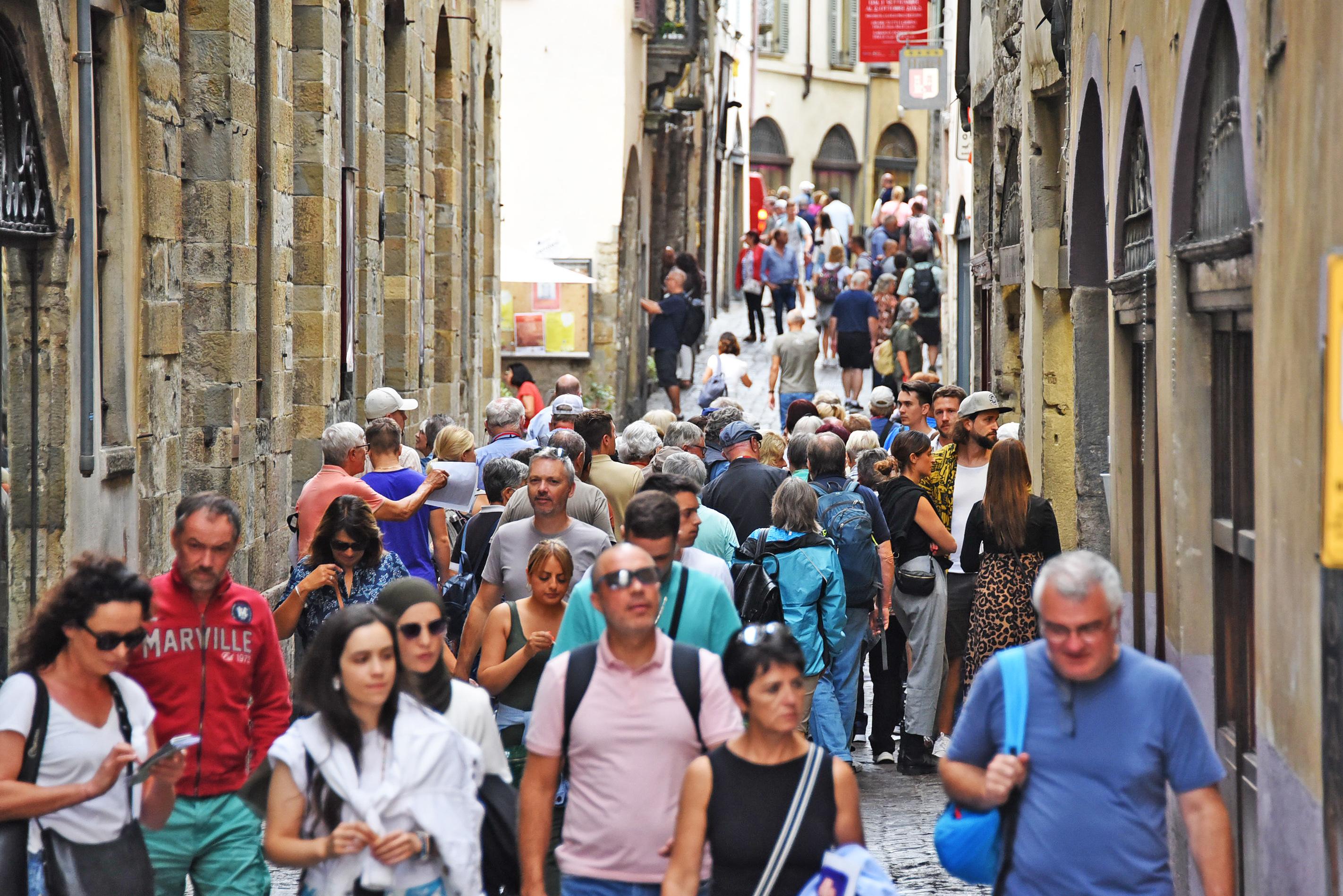 Overtourism, a Bergamo ipotesi senso unico pedonale in città Alta. Come ai tempi del Covid Overtourism, a Bergamo ipotesi senso unico pedonale in città Alta. Come ai tempi del Covid