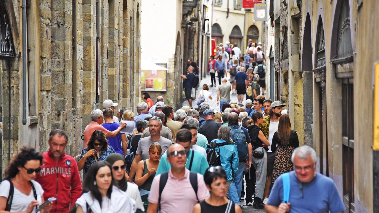 La situazione della Corsarola in Città Alta a Bergamo la maggiore strada del borgo antico nei giorni di maggior afflusso turistico
