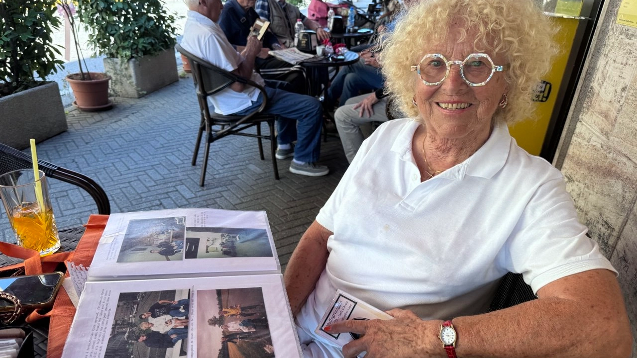 Yolande Loggia 87 anni con l’album delle fotografie. L’artista di strada è tornata a Pavia per cercare chi 27 anni fa la accolse sotto un tetto