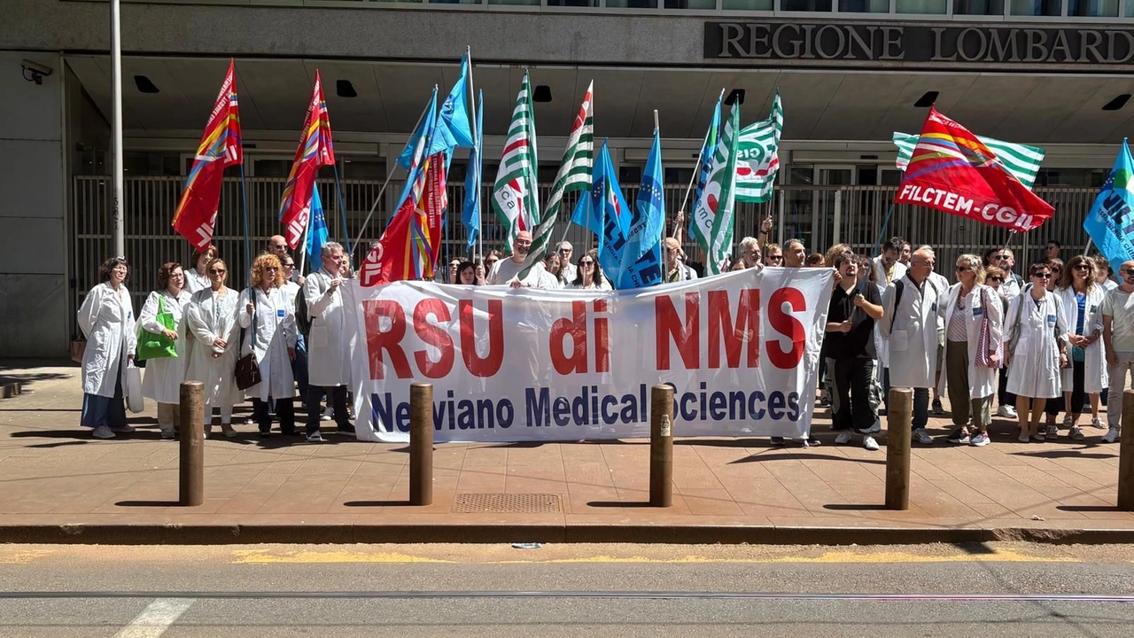 La manifestazione dei dipendenti di Nms davanti a Palazzo Lombardia La manifestazione dei dipendenti di Nms davanti a Palazzo Lombardia