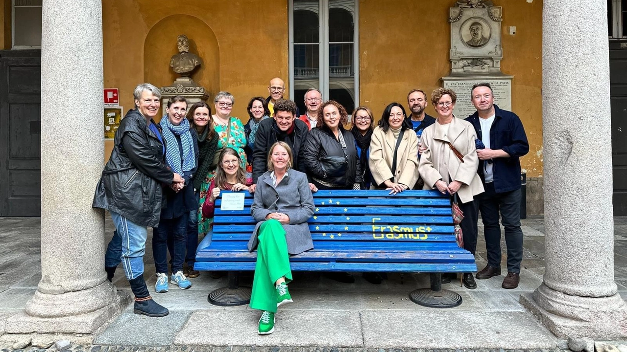 La foto di gruppo dei "ragazzi" Erasmus di trent'anni fa ritrovatisi a Pavia La foto di gruppo dei "ragazzi" Erasmus di trent'anni fa ritrovatisi a Pavia