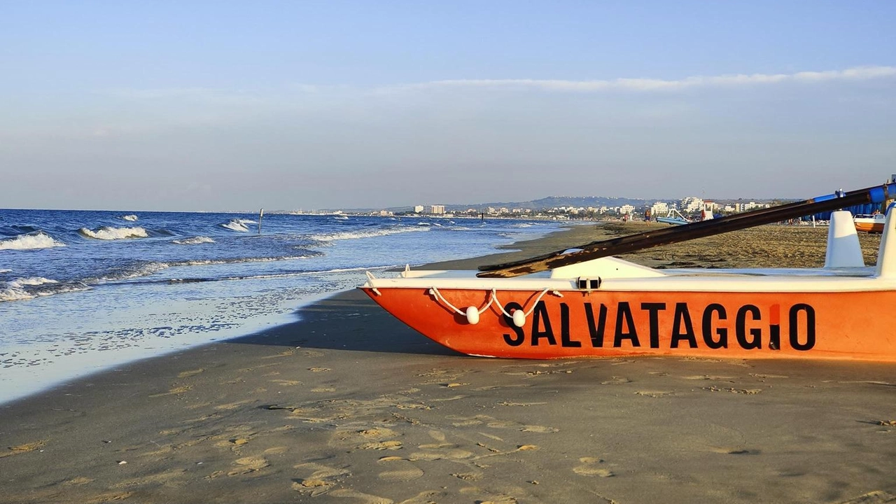 Un giovane di origine magrebina annega nel tentativo di salvare due persone in mare a Lido Estensi.