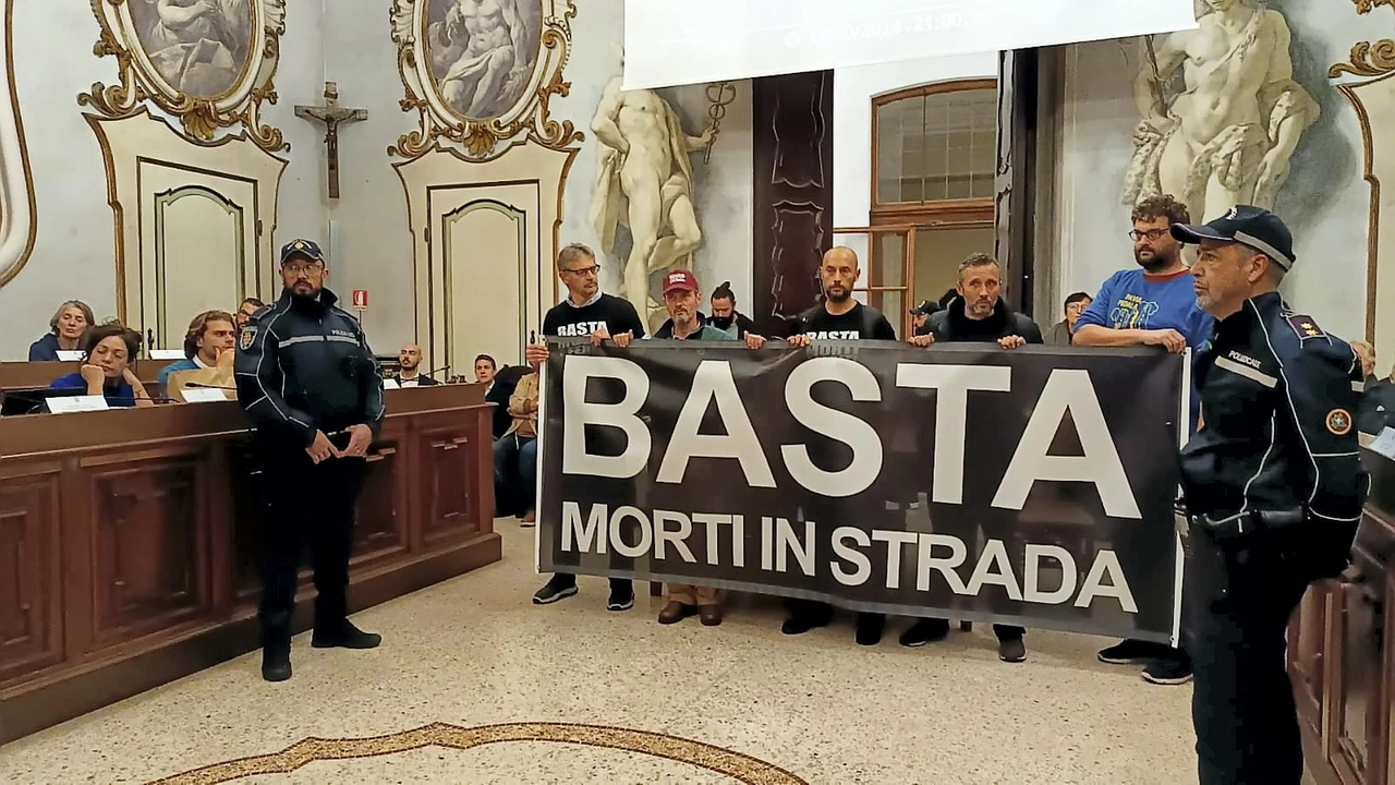 Attivisti di Fiab e Sellino Spiritato protestano in consiglio comunale a Pavia dopo l'ennesima tragedia in strada. Chiedono interventi per la sicurezza di pedoni e ciclisti e la riduzione del traffico per migliorare la qualità della vita in città. Attivisti di Fiab e Sellino Spiritato protestano in consiglio comunale a Pavia dopo l'ennesima tragedia in strada. Chiedono interventi per la sicurezza di pedoni e ciclisti e la riduzione del traffico per migliorare la qualità della vita in città.