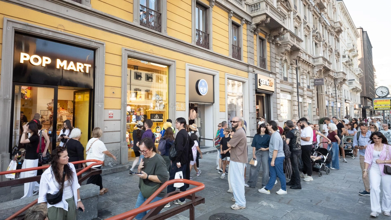 Marco Ardizzone, responsabile vendite per il Sud-Europa di Pop Mart, racconta il fenomeno dei pupazzi. Tra gli assalti al punto vendita milanese e la lotteria "per permettere a più persone di acquistarli". Marco Ardizzone, responsabile vendite per il Sud-Europa di Pop Mart, racconta il fenomeno dei pupazzi. Tra gli assalti al punto vendita milanese e la lotteria "per permettere a più persone di acquistarli".