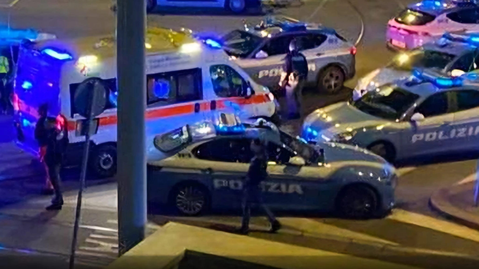 Polizia e soccorsi intervenuti alla stazione di Lambrate a Milano
